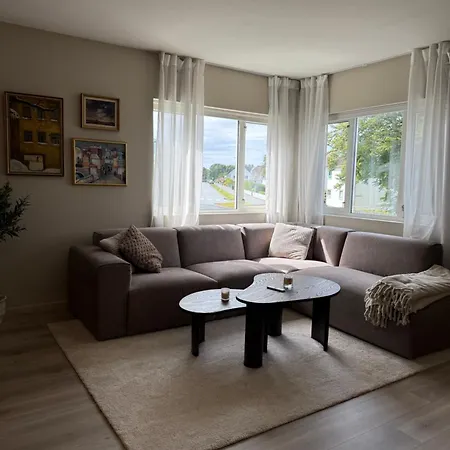 Modern Close To Ons And Center *